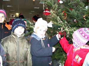 Vánoční stromek, který vyzdobily pro městský úřad děti z Mateřské školy Krátká, si přišli prohlédnout jejich mladší spolužáci. <br/><br/>
FOTO: ILONA HOFFMANNOVÁ
