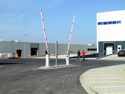 Brány závodu společnosti Rieger v Kopřivnici se otevřely. Společnost začala s rozjezdem výroby už v posledních dnech minulého roku.<br/>                                                        
FOTO: DAVID MACHÁČEK
