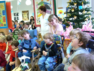 Při zpěvu koled se ve speciální škole pro děti s více vadami k vystupujícím přidávali všichni diváci.<br/>                              
FOTO: ILONA HOFFMANNOVÁ
