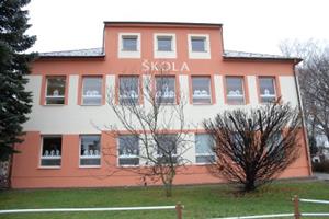 Základní škola v Závišicích se po rekonstrukci může pochlubit interiérovým nadstandardem i novou zateplenou fasádou.<br/>                                                                         
FOTO: DAVID MACHÁČEK
