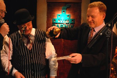 Starosta Josef Jalůvka za asistence kapelníka Stanislava Dětského pokřtil v klubu Parník profilové DVD kapely Stanley’s Dixie Street Band.<br/>                                                        
FOTO: DAVID MACHÁČEK
