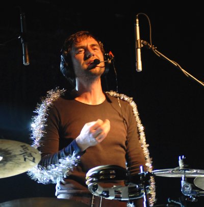 Bubeník Tata Bojs Milan Cais hraje na předvánočním trojkoncertu v kopřivnickém kulturním domě.<br/>           
FOTO: DAVID MACHÁČEK
