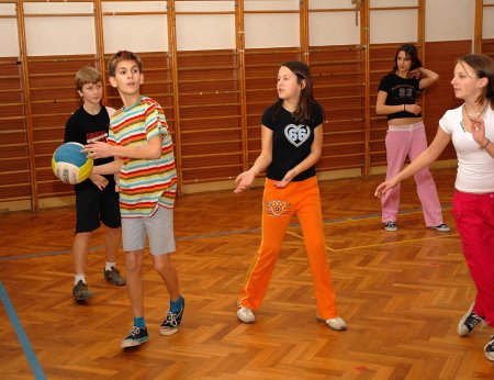 Žáci šestých tříd se utkali v dalším kole vybíjené O zlatou píšťalku pořádaném střediskem volného času Luna. <br/>                                                                                                  
FOTO: DAVID MACHÁČEK
