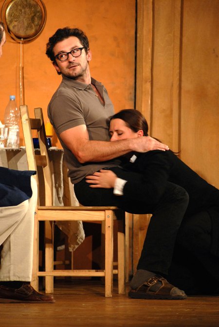 Ondřej Vetchý s kolegyní herečkou Danou Černou v inscenaci Velká zebra. Situační komedie dokázala naplnit kulturní dům.<br/>  
FOTO: DAVID MACHÁČEK
