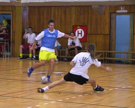 Petr Cachnín v bílém dresu mužstva Bum Šankar se snaží zabránit útočné akci týmu Getafe, jenž nakonec postoupil do finále Ámos Cupu z první pozice.<br/>                           
FOTO: ONDŘEJ ZAPLETAL

