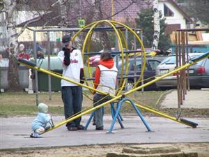 Spousta dětských hřišť ve městě neodpovídá evropským normám. Radnice chce na jejich výstavbu požádat o dotaci EU.<br />         
FOTO: DAVID MACHÁČEK
