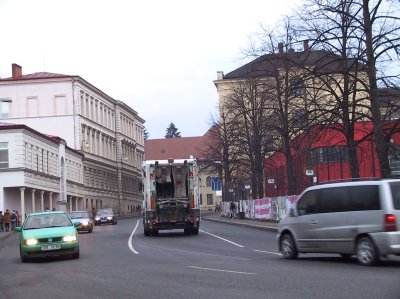 Dvě nejkomplikovanější křižovatky v Příboře - mezi školami a u letadla se brzy dočkají rekonstrukce, která přinese větší bezpečnost chodcům i motoristům.<br />                   
FOTO: ILONA HOFFMANNOVÁ
