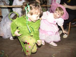 Dětský maškarní ples v Závišicích pořádaný místní základní a mateřskou školou do posledního místa zaplnil sál pohostinství U Kremlů.<br />                                               
FOTO: ILONA HOFFMANNOVÁ
