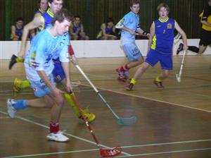 Kopřivničtí florbalisté z týmu Vikings (v tmavém) našli recept na vedoucí tým 1. ligy z Třince a porazili ho 10:4.<br />                                                                                           
FOTO: ONDŘEJ ZAPLETAL
