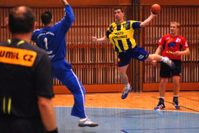 Kopřivničtí házenkáři v domácím utkání s Bystřicí často využívali rychlých protiútoků, z nichž padlo poměrně vysoké procento branek.<br />                                                          
FOTO: DAVID MACHÁČEK
