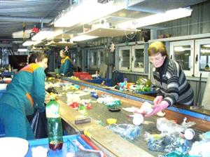 Odpady ze separovaných kontejnerů jsou na dotřiďovací lince znovu přebírány, neboť málokterý kontejner obsahuje jen ty suroviny, pro které je určen.<br/>                          
FOTO: PAVLÍNA BLAHUTOVÁ
