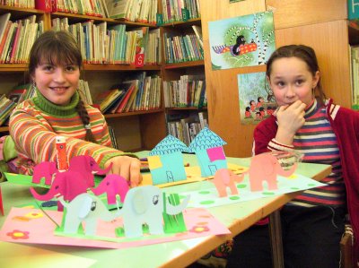 S výrobou papírových slonů při tradičním Odpoledni s kocourem vydatně pomáhaly dětským návštěvníkům dvě pracovnice městské knihovny.<br/>                                         
FOTO: ILONA HOFFMANNOVÁ
