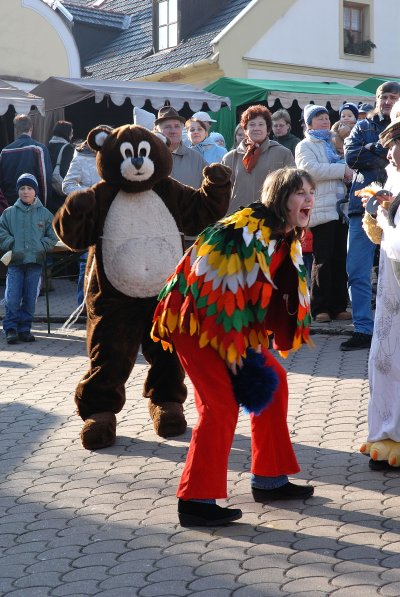 Masopustní veselí ve Štramberku o víkendu provázelo příjemné počasí, i to přispělo k vysoké návštěvnosti akce na tamním náměstí.<br/>                                                              
FOTO: DAVID MACHÁČEK
