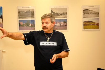 Marián Kálna v nově otevřeném prostoru na půdě Katolického domu. Místnost bude sloužit výstavním, ale i jiným akcím v programu Katolické besedy.<br/>                                  
FOTO: DAVID MACHÁČEK
