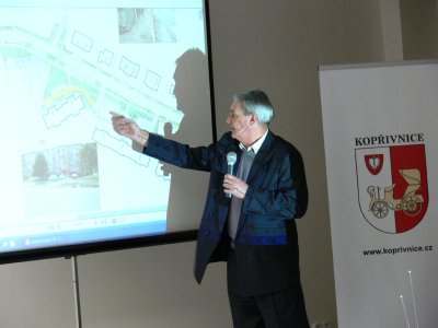 Lidé měli možnost vyjádřit své připomínky a návrhy k plánované rekonstrukci ulice Štramberské. Zájem byl v porovnání s jinými podobnými akcemi poměrně velký.<br/>                                FOTO: LUKÁŠ  FILIP