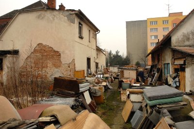 Haldy odpadů nashromáždil okolo chátrajícího domu na okraji sídliště Sever  bezdomovec, který jej obývá. Lidé se bojí potkanů.<br/>    
FOTO: DAVID MACHÁČEK
