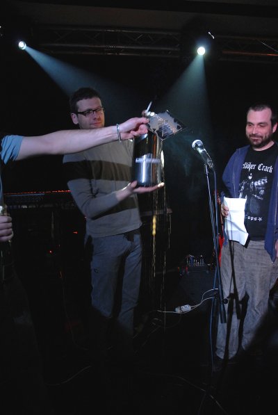 Netradičně kávou bylo minulou sobotu v klubu Nora pokřtěno debutové CD kopřivnické kapely Nesselsdorf. <br/>
FOTO: DAVID MACHÁČEK
