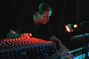 Petr Sasín se svými elektronickými mašinkami. V sobotu společně s ostatními členy Nesselsdorfu pokřtil v závěru roku vydané CD Cross Your Shadow.<br/>                                      
FOTO: DAVID MACHÁČEK
