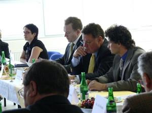 Prvnímu jednání komise pro strategický plán byli přítomni její předseda starosta Josef Jalůvka i místopředseda generální ředitel a. s. Tatra Ronald A. Adams.<br />                         
FOTO: DANA HOĎÁKOVÁ
