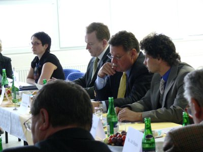 Prvnímu jednání komise pro strategický plán byli přítomni její předseda starosta Josef Jalůvka i místopředseda generální ředitel a. s. Tatra Ronald A. Adams.<br />                         
FOTO: DANA HOĎÁKOVÁ
