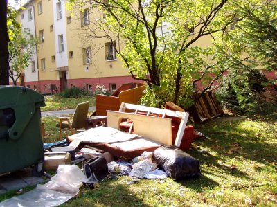 Lidé odkládají ke kontejnerům vše, co doma nepotřebují. Tento odpad by měli sami odvážet buď do sběrného dvora, nebo vyčkat na přistavení velkoobjemových van.<br />                                     
FOTO: ARCHIV
