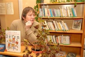 Nestorem mezi knihovnicemi je Irena Babincová, která v Lubině půjčuje knihy už jednadvacet let. Zpaměti vyjmenuje všechnu povinnou četbu základních i středních škol.<br />        
FOTO: DAVID MACHÁČEK
