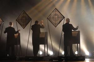 Scéna koncertu na tereminvoxy byla jedním z vrcholných okamžiků představení Dejvického divadla Teremin v režii Petra Zelenky.<br />                                                               
FOTO: DAVID MACHÁČEK
