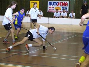 V nedělním odvetném utkání čtvrtfinále 1. ligy ve florbale došlo i na prodloužení, ve kterém byli šťastnější domácí. Rozhodující branku vstřelil Gajdušek (tmavý vlevo).<br />      
FOTO: ONDŘEJ ZAPLETAL
