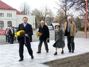 Jen pár občanů přišlo k pomníku TGM vzpomenout na dobu, kdy v Kopřivnici první prezident pobýval.<br/>                                   
FOTO: DANA HOĎÁKOVÁ
