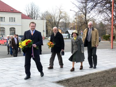 Jen pár občanů přišlo k pomníku TGM vzpomenout na dobu, kdy v Kopřivnici první prezident pobýval.<br/>                                   
FOTO: DANA HOĎÁKOVÁ
