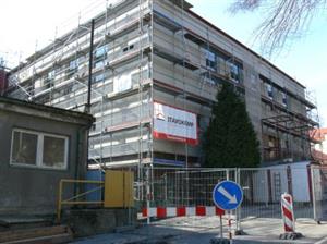 V nadstavbě nad vstupem do tělocvičny ve Štramberku vzniklo nové zázemí pro sport. Kromě další menší tělocvičny zde bude lezecká stěna i zázemí pro judisty.<br/>                           
FOTO: DANA HOĎÁKOVÁ
