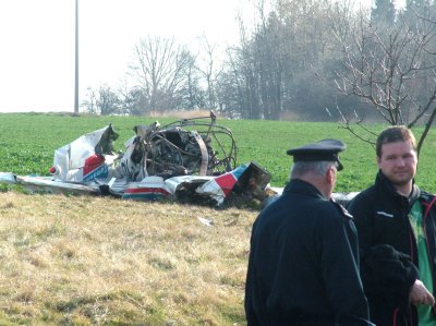 Pád malého letadla nepřežil pilot ani jeho spolucestující. Příčiny nehody se vyšetřují.<br/> FOTO: DANA HOĎÁKOVÁ