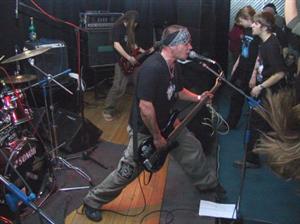 Ostravští Deaf 99 patřili k tomu nejzajímavějšímu, co nabídl koncertní večírek klubu Nora nazvaný The Universe.<br/>                                                                                            
FOTO: ONDŘEJ ZAPLETAL
