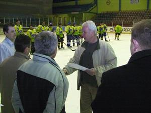 Veterán kopřivnického hokeje Jiří Malík z týmu BAH přebírá cenu za 3. místo v městské hokejové lize.<br/>      
FOTO: ONDŘEJ ZAPLETAL
