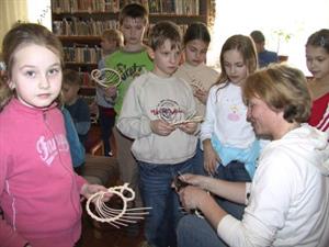 Dětská knihovna na sídlišti Sever ožila minulý týden ručními pracemi žáků pod vedením Marie Janečkové.<br/>                      
FOTO: ILONA HOFFMANNOVÁ
