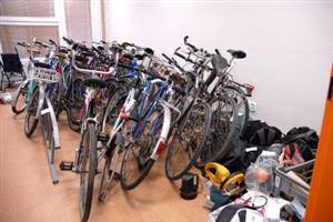 Sklad ztrát a nálezů je zaplněný především hromadou jízdních kol, najdou se tam ale i kuriozity, jako je například nedopitá láhev rumu.<br />                                                      
FOTO: DAVID MACHÁČEK
