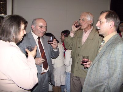 Autor fotografií Antonín Říha (druhý zleva) si s manželkou povídají na vernisáži s předsedou fotografického kroužku Rudolfem Jarnotou a starostou Milanem Strakošem.<br />       
FOTO: I. HOFFMANNOVÁ
