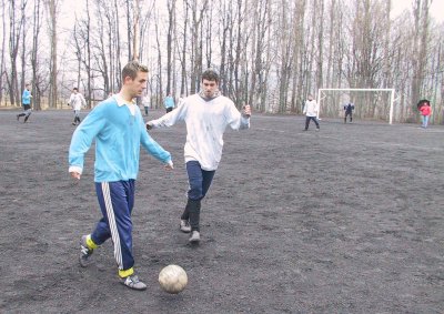 Martina Kapsa (u míče) z Vlčovic-Mniší se snaží obejít Lukáše Kühnerta v sobotním přípravném zápase proti kopřivnickým fotbalistům.<br />                                                       
FOTO: ONDŘEJ ZAPLETAL
