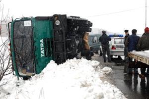 Zcela nová nákladní tatra skončila na boku v příkopu jen pár metrů za branami automobilky.<br/>                                          FOTO: DAVID MACHÁČEK