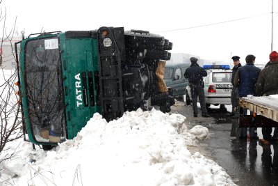 Zcela nová nákladní tatra skončila na boku v příkopu jen pár metrů za branami automobilky.<br/>                                          FOTO: DAVID MACHÁČEK