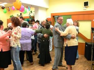 Tanečnímu veselí na papučovém bále neodolal ani ředitel Domova důchodců v Příboře Josef Škrobánek.<br/> FOTO: ILONA HOFFMANNOVÁ