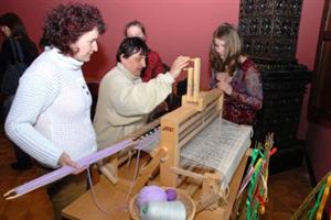 V Šustalově vile je v rámci výstavy Kopretinové Velikonoce možno vyzkoušet si například i práci s tkalcovským stavem.<br/>                                                                                 
FOTO: DAVID MACHÁČEK
