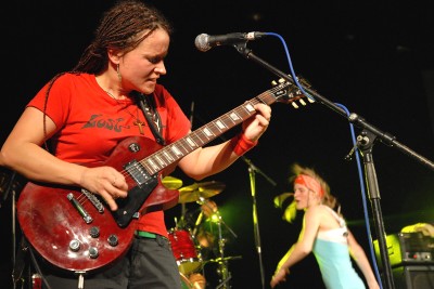 Kytaristka Santa Morella hraje na kopřivnickém koncertě kapely Gaia Mesiah. Skupina předvedla taky skladby ze své právě vycházející desky Alfa Female.<br/>                              
FOTO: DAVID MACHÁČEK
