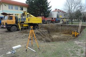 Výkopové práce na základech budoucího hotelu se rozběhly minulý týden. Za necelý rok už bude na ulici Kpt. Jaroše stát nová budova s kapacitou 44 lůžek.<br/>                                 
FOTO: DAVID MACHÁČEK
