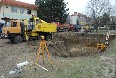 Výkopové práce na základech budoucího hotelu se rozběhly minulý týden. Za necelý rok už bude na ulici Kpt. Jaroše stát nová budova s kapacitou 44 lůžek.<br/>                                 
FOTO: DAVID MACHÁČEK
