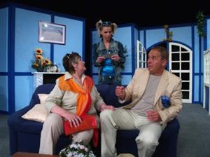 Komedie Prázdniny snů s řadou známých herců bude k vidění už dnes večer v kopřivnickém kulturním domě.<br/>                                                                        
FOTO: DIVADELNÍ SPOLEČNOST HÁTA
