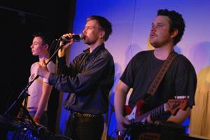 V závěru svého koncertu v klubu Galerka trio Midi Lidi zahrálo jeden song už bez projekcí a navíc za doprovodu kytary, jinak bylo jejich vystoupení elektronickým bonbónkem.<br/>        FOTO: DAVID MACHÁČEK