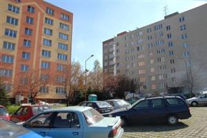 Zatímco některé družstevní domy se už pyšní novým kabátem, další ho teprve dostávají. V letošním roce OSBD realizuje vůbec nejvyšší počet revitalizací svých domů.<br/>                
FOTO: DAVID MACHÁČEK
