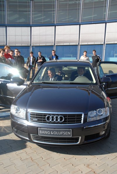 Rektor VŠB Technické Univerzity Tomáš Čermák si mohl vyzkoušet elektroniku B&O namontovanou v luxusním voze. Na jejím vývoji budou nyní spolupracovat i studenti.<br/>       
FOTO: DAVID MACHÁČEK
