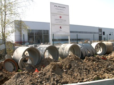 Průmyslová zóna v Mošnově připomíná jedno velké staveniště. Přesto v hale korejské firmy Plakor bude během měsíce května spuštěn zkušební provoz.<br/>                              
FOTO: ILONA HOFFMANNOVÁ
